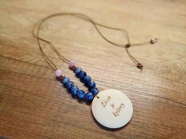 Minerálny náhrdelník s gravírom "Život je krásny"