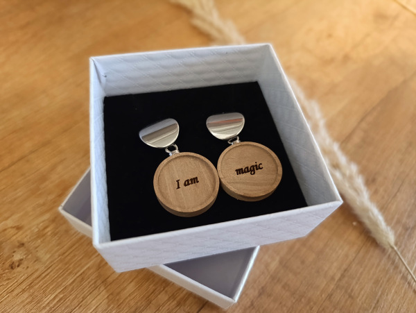 Drevené gravírované náušnice "I am magic" 1