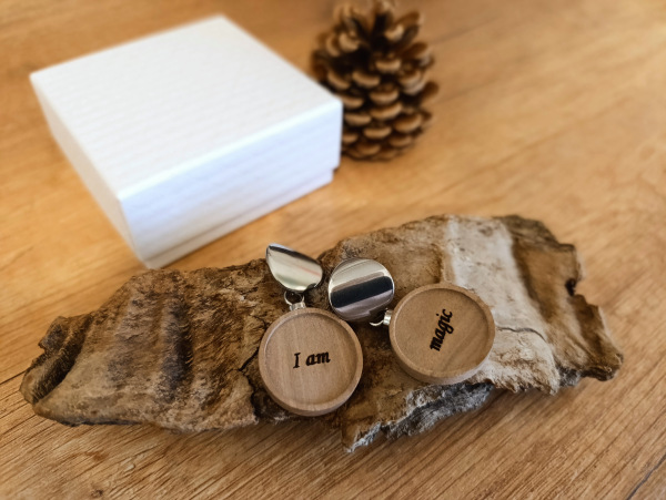 Drevené gravírované náušnice "I am magic"