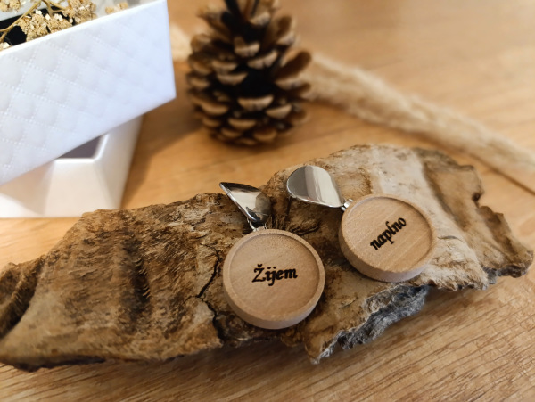 Drevené gravírované náušnice "Žijem naplno"